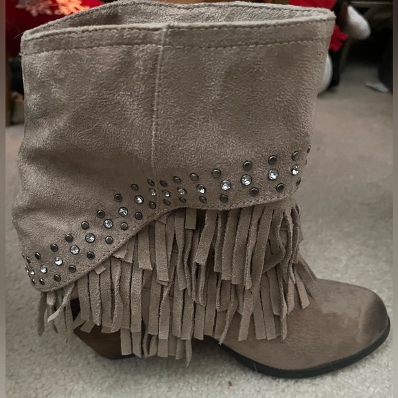 NWOB - Not Rated Fringe Suede Ankle Boots. - Picture 2 of 6